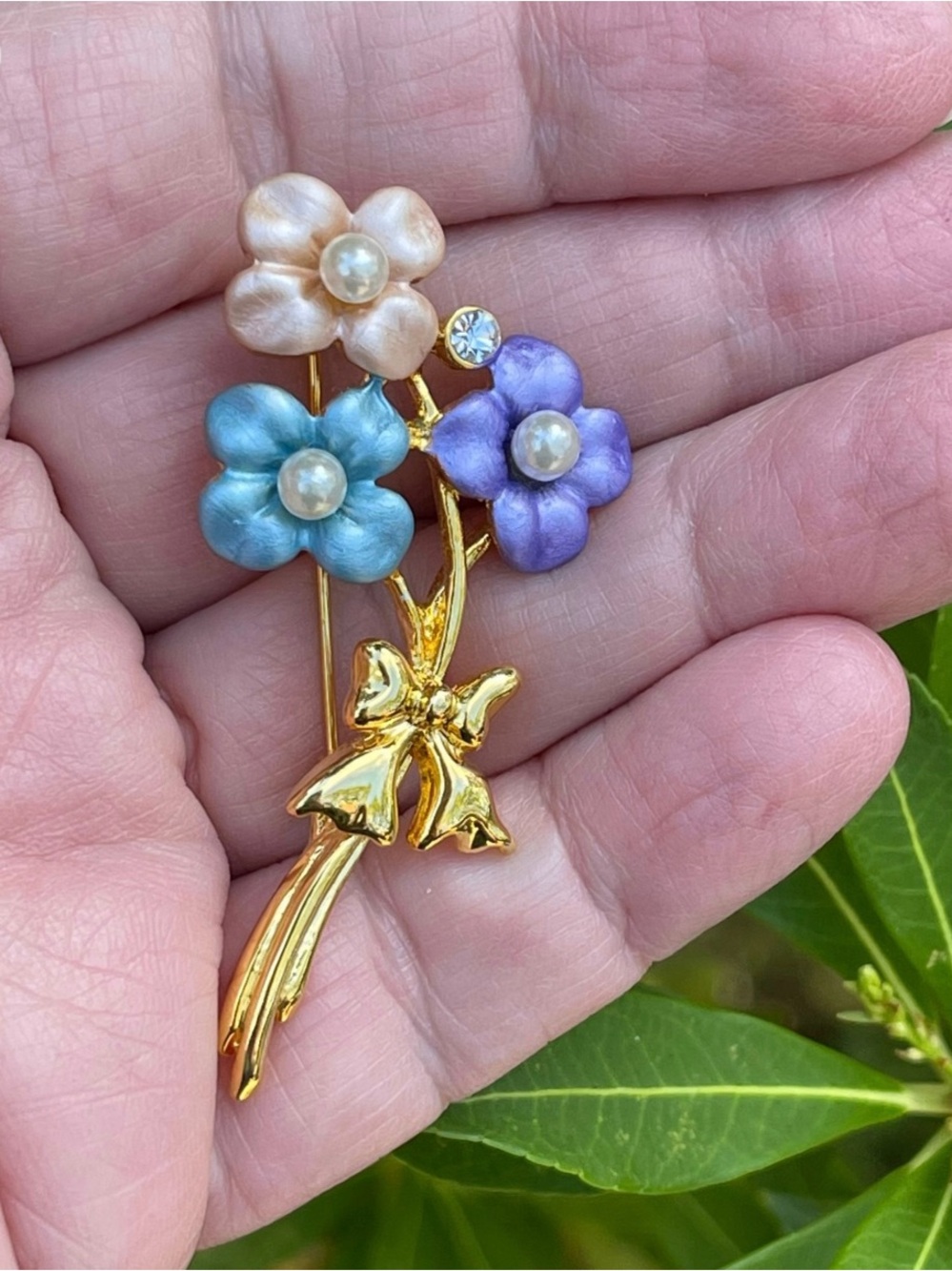 VTG Pin Brooch - Pastel Flowers - Rhinestones & Faux Pearls - Gold Tone Metal